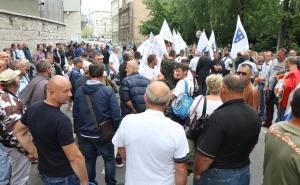 FOTO: Radiosarajevo.ba / Borci ispred zgrade Parlamenta FBiH